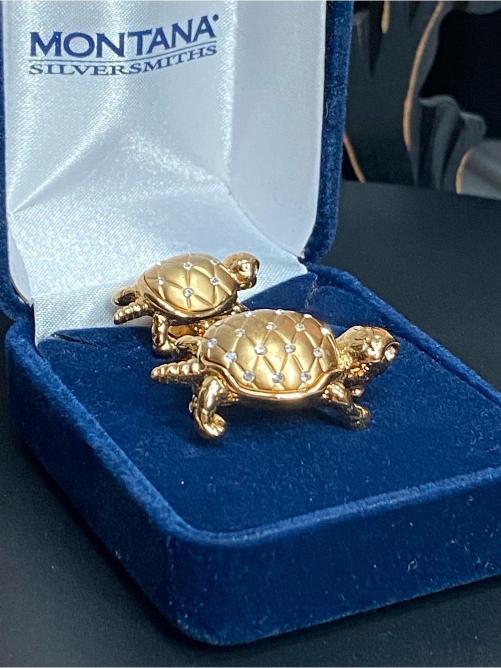🍇 Pair of Swarovski Gold Tone Turtles Momma with Baby Turtle Brooch & Stick Pin - Picture 7 of 11